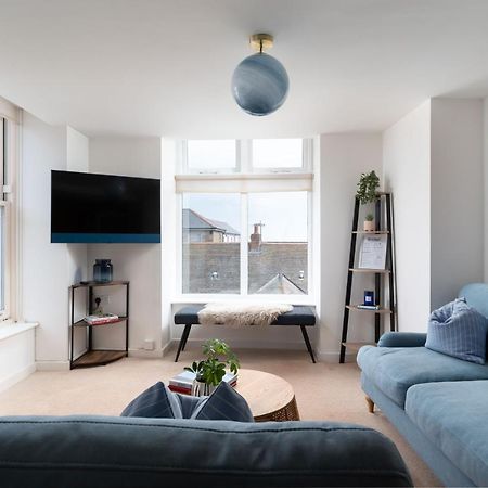 Apres Beach Apartment Sleeps 4 Penzance Exterior photo