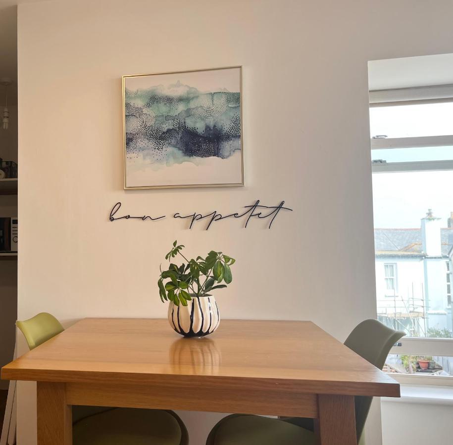 Apres Beach Apartment Sleeps 4 Penzance Exterior photo