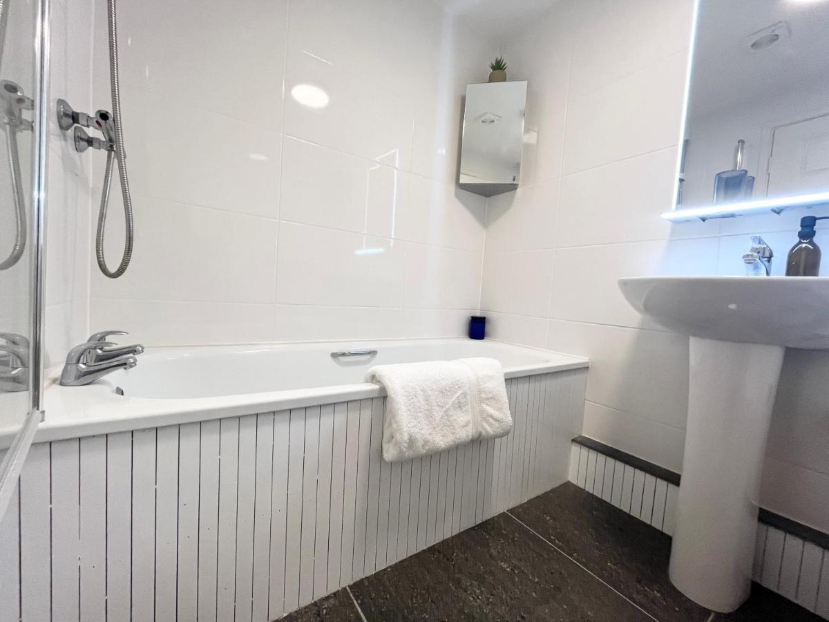 Apres Beach Apartment Sleeps 4 Penzance Exterior photo