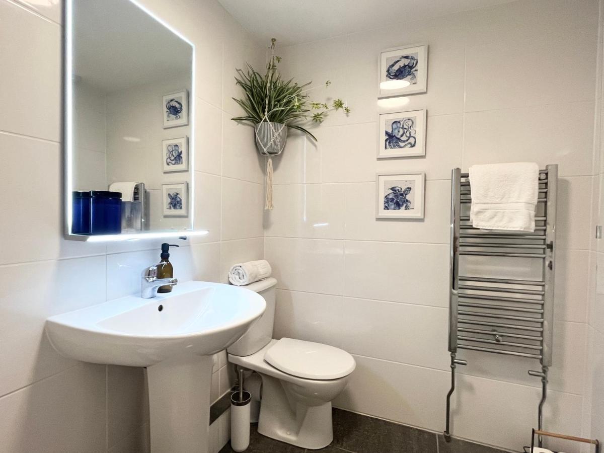 Apres Beach Apartment Sleeps 4 Penzance Exterior photo