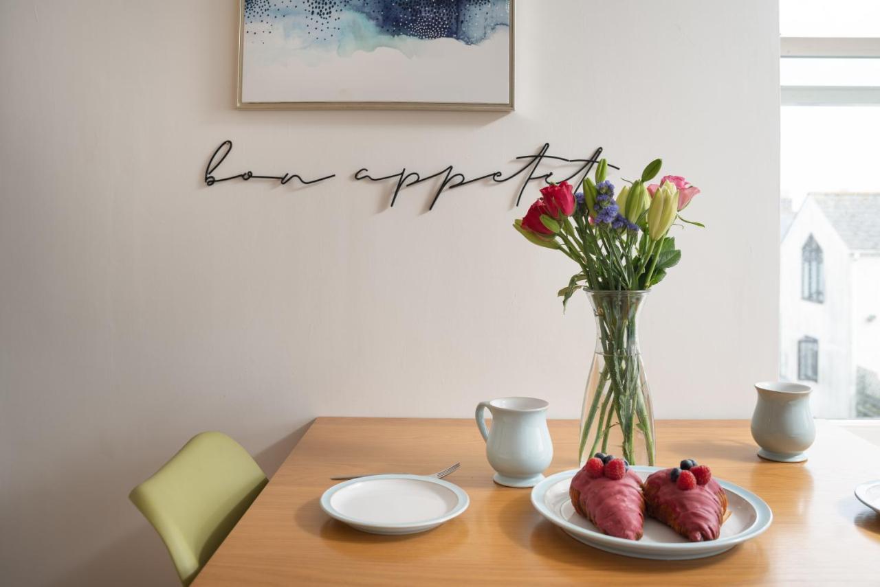 Apres Beach Apartment Sleeps 4 Penzance Exterior photo