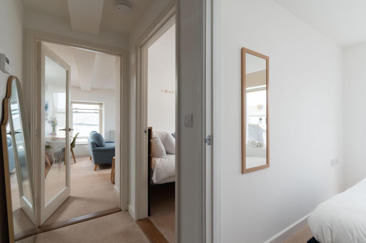 Apres Beach Apartment Sleeps 4 Penzance Exterior photo
