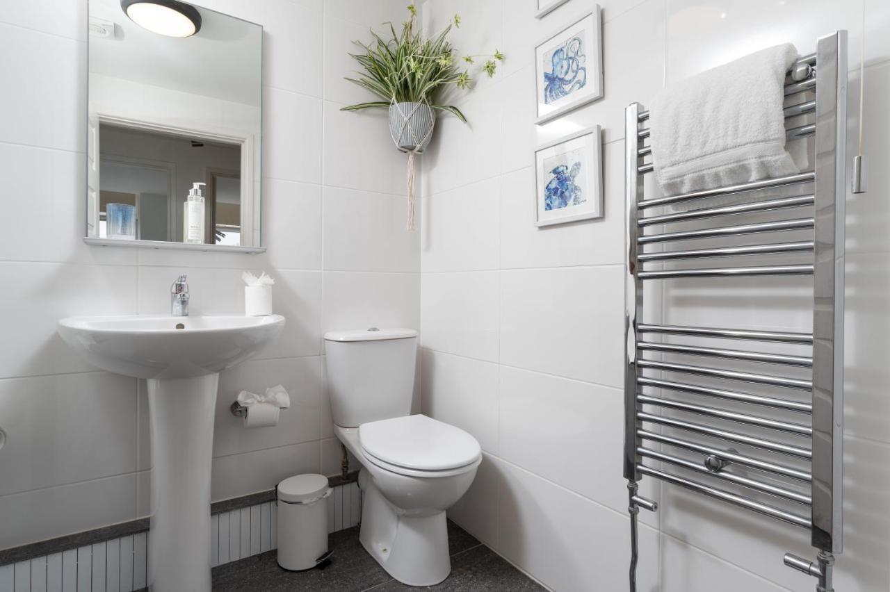 Apres Beach Apartment Sleeps 4 Penzance Exterior photo