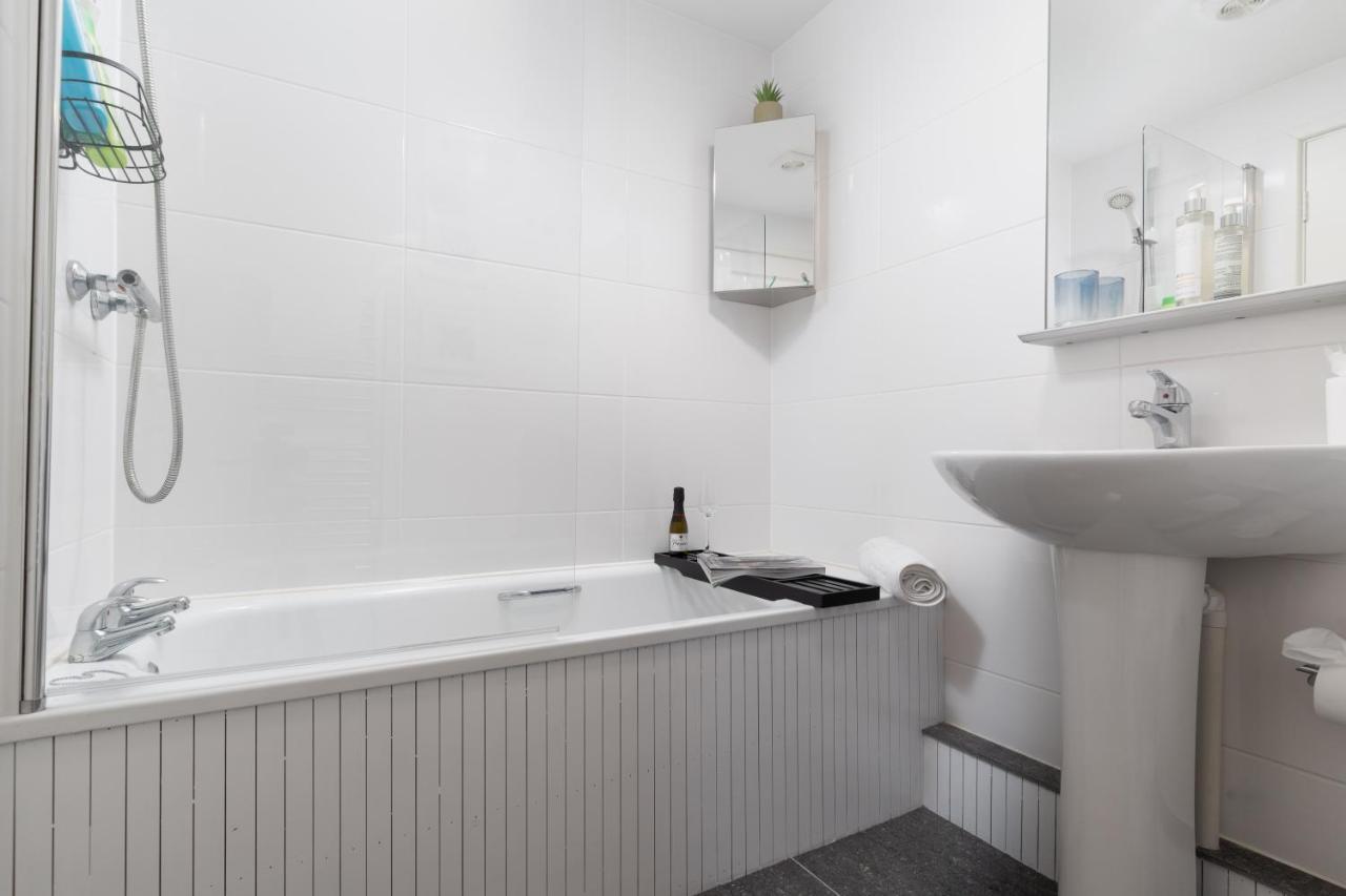 Apres Beach Apartment Sleeps 4 Penzance Exterior photo